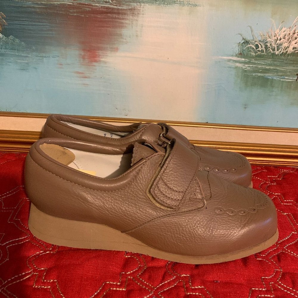 P W Minor Women's Shoes Extra Depth Taupe Tan Straps Size 9D Wide